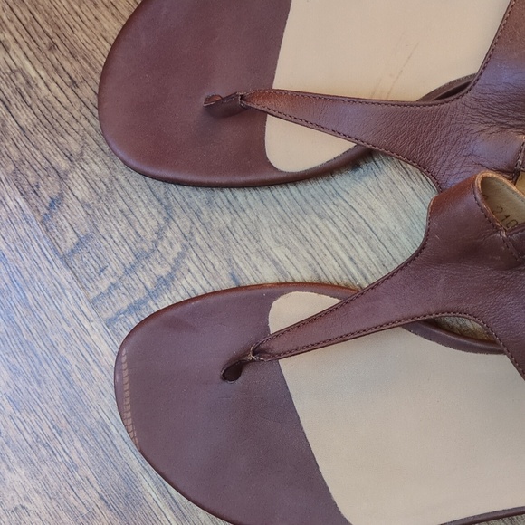 Salvatore Ferragamo Women's Tan Leather Sandals - Picture 6 of 9